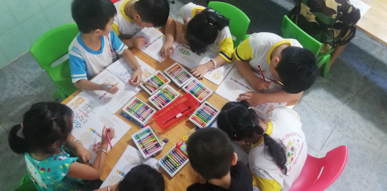Giờ học toán của các bé lớp lá